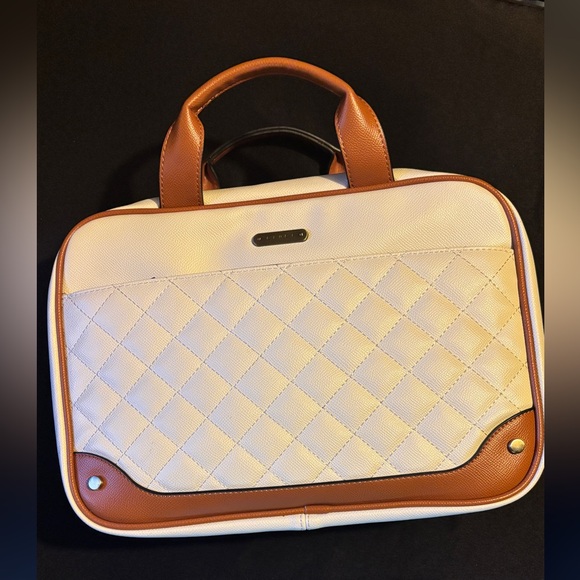 Chic Quilted White and Brown toiletry bag - Picture 2 of 11